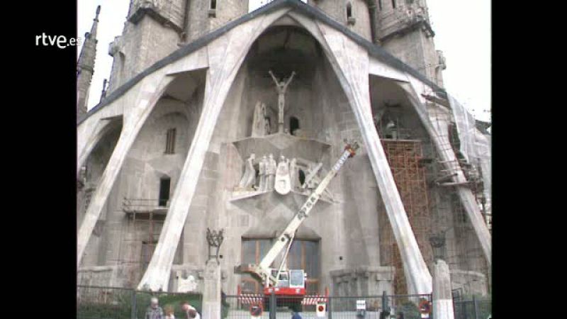 Arxiu TVE Catalunya - Subirachs instal·la l'enterrament de Crist a la façana de la Passió