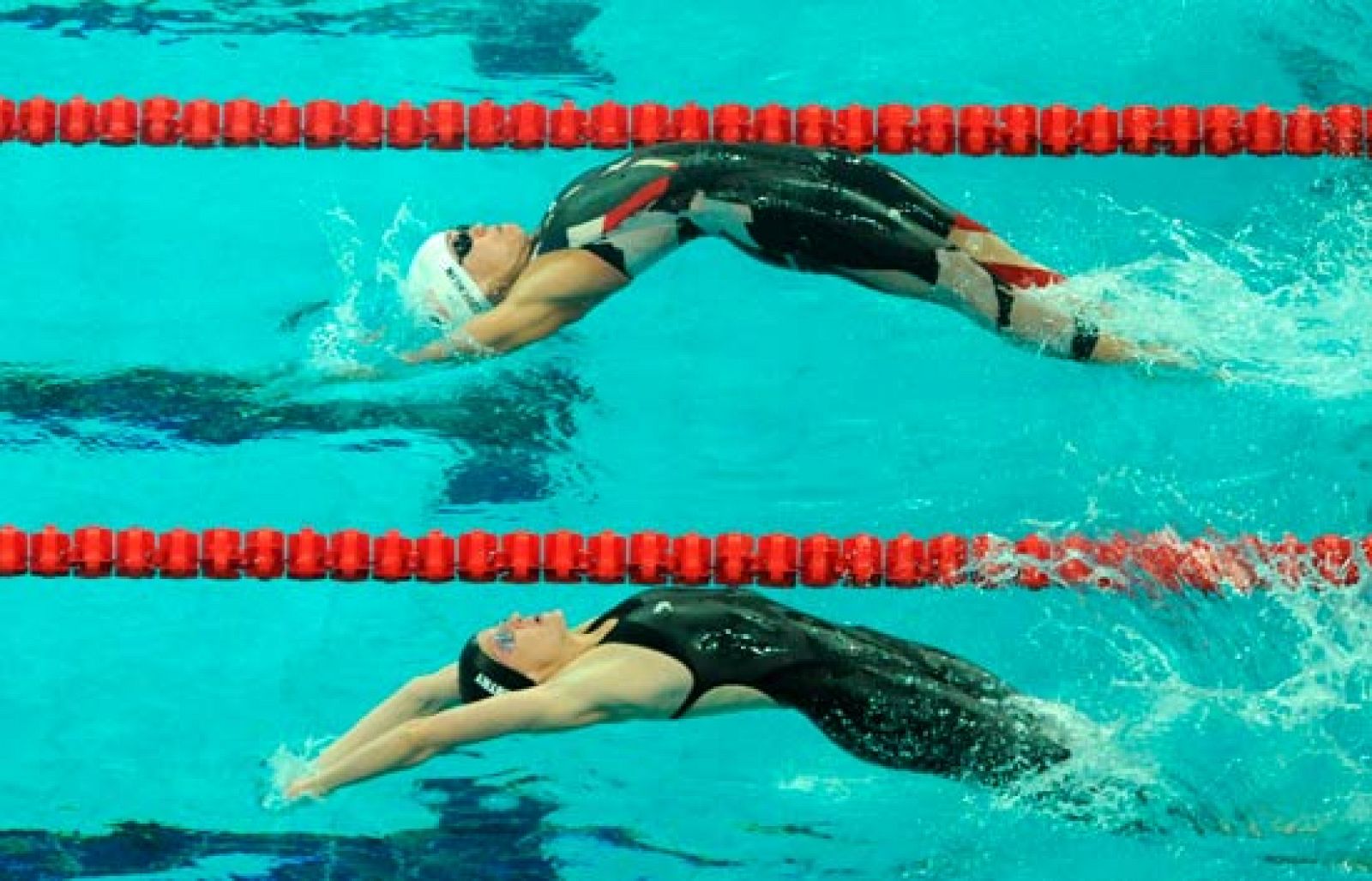 La nadadora de Zimbabwe Kirsty Coventry logra el récord del mundo de los 100 metros espalda con un tiempo de 58,77 segundos | Ver