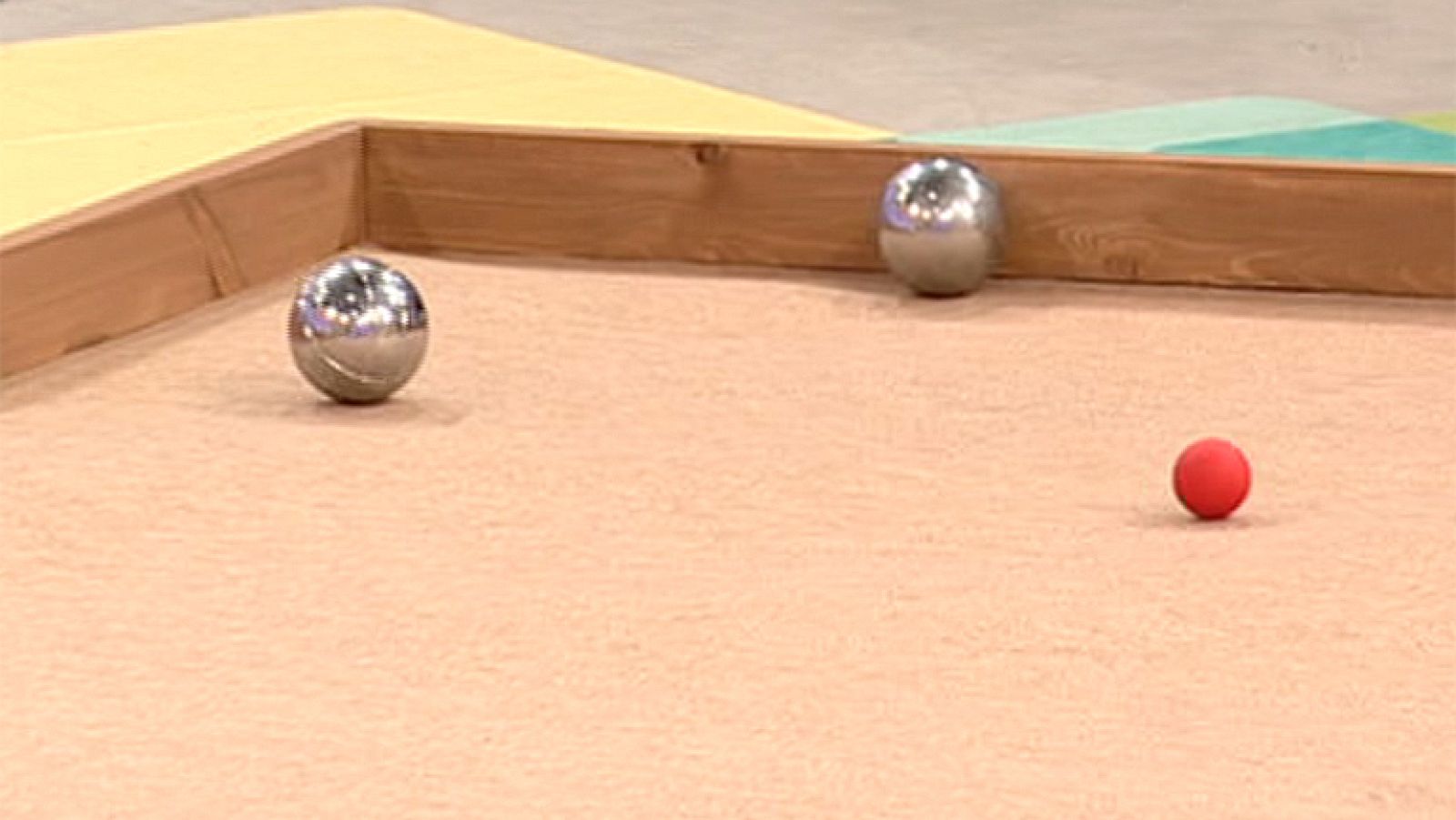 Entre Todos - Toñi Moreno y Carlos Iglesias juegan a la petanca