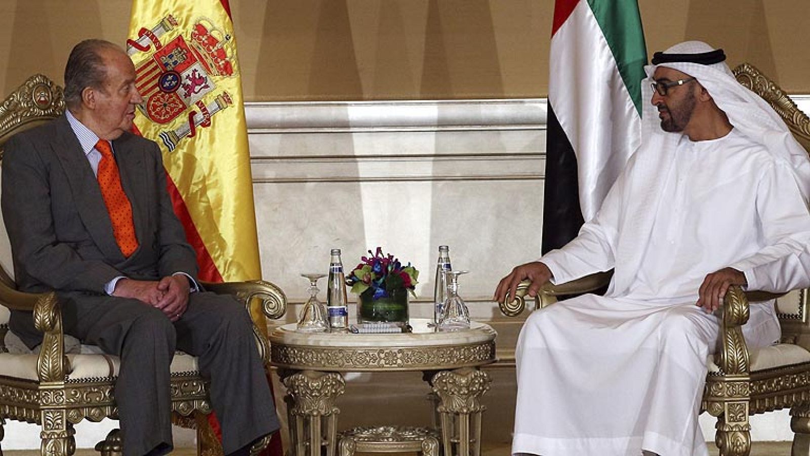 El rey defiende en Emiratos Árabes que la  economía española está creciendo