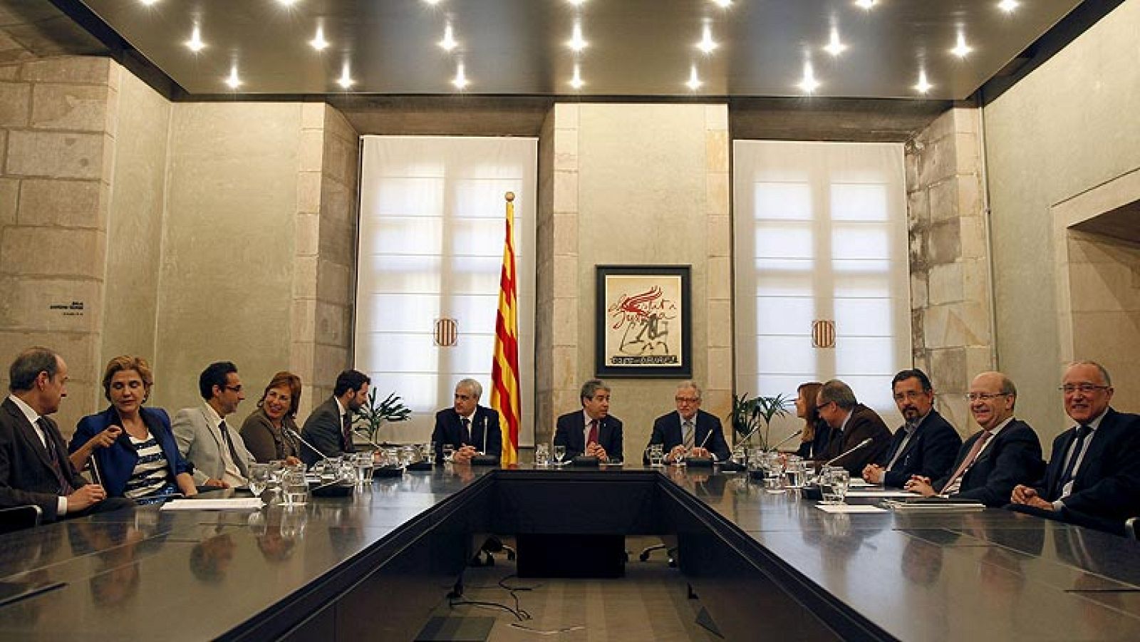 Los asesores prevén tres escenarios en los que una Cataluña independiente seguiria en la Unión Europea o volveria a entrar