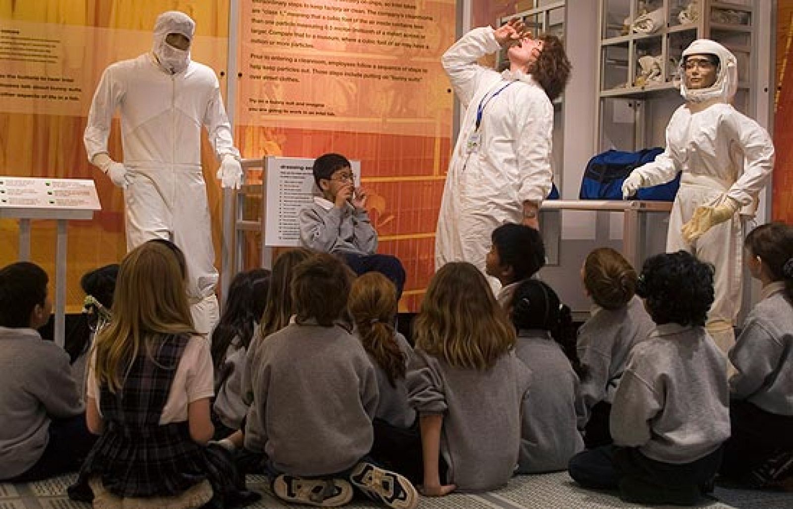 En verano, los niños van al museo