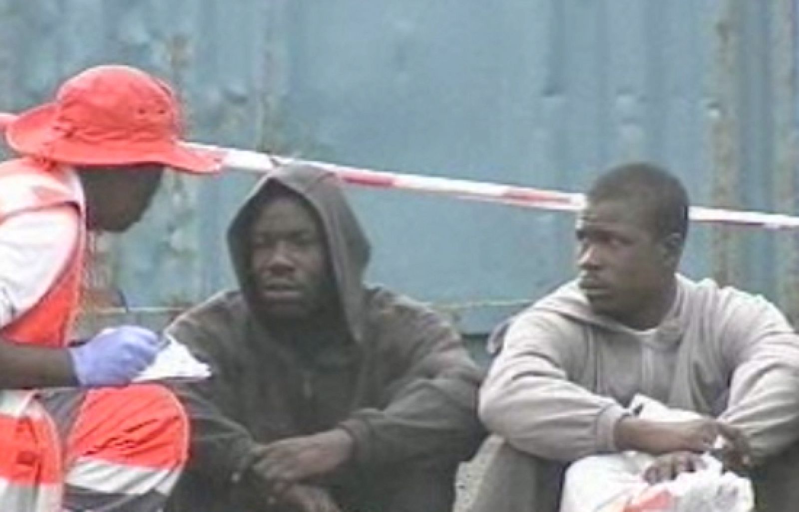 Un cayuco ha llegado esta mañana al sur de Tenerife | Ver