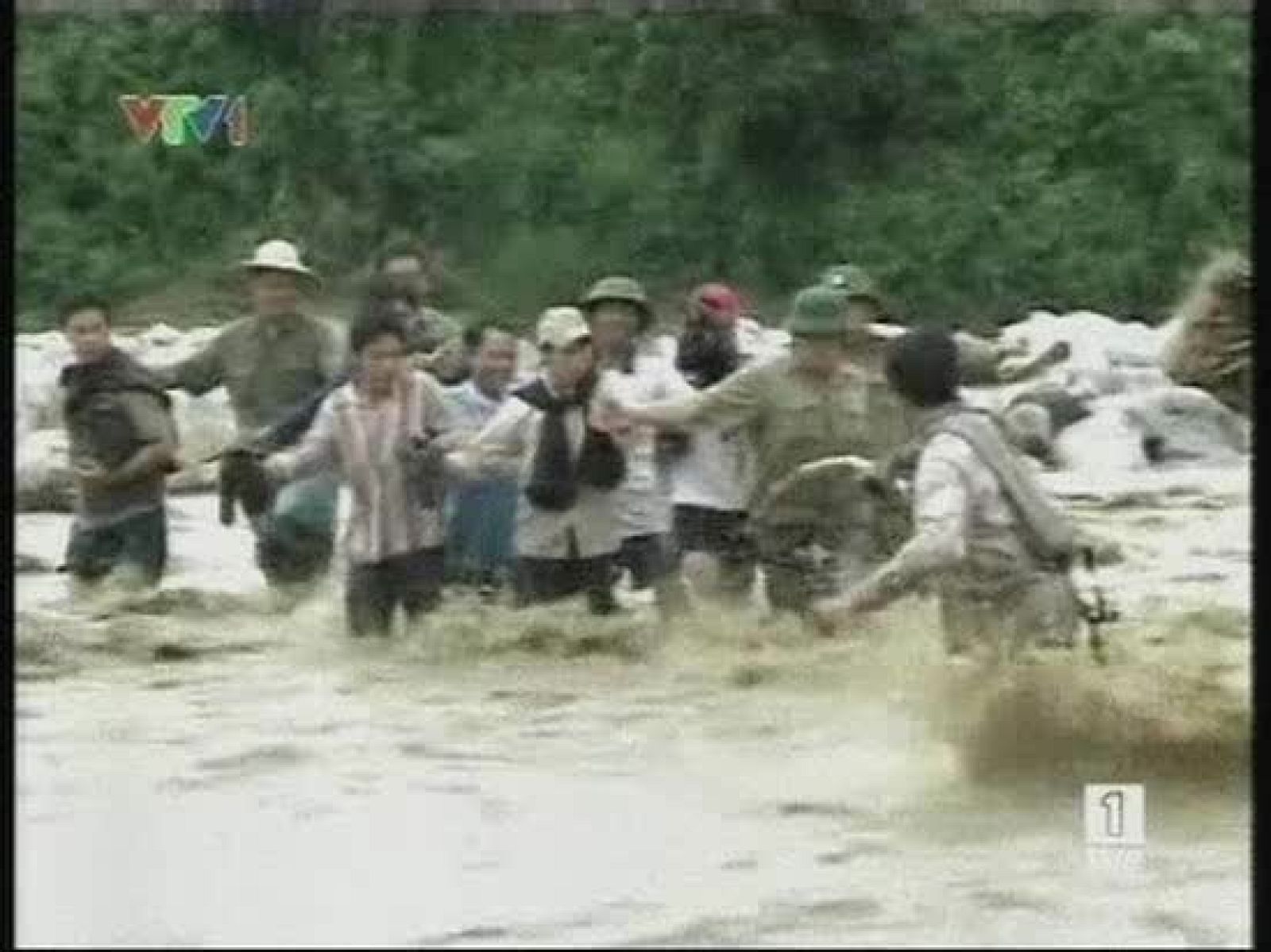 Más de un centenar de muertos en Vietnam e India por inundaciones | Ver