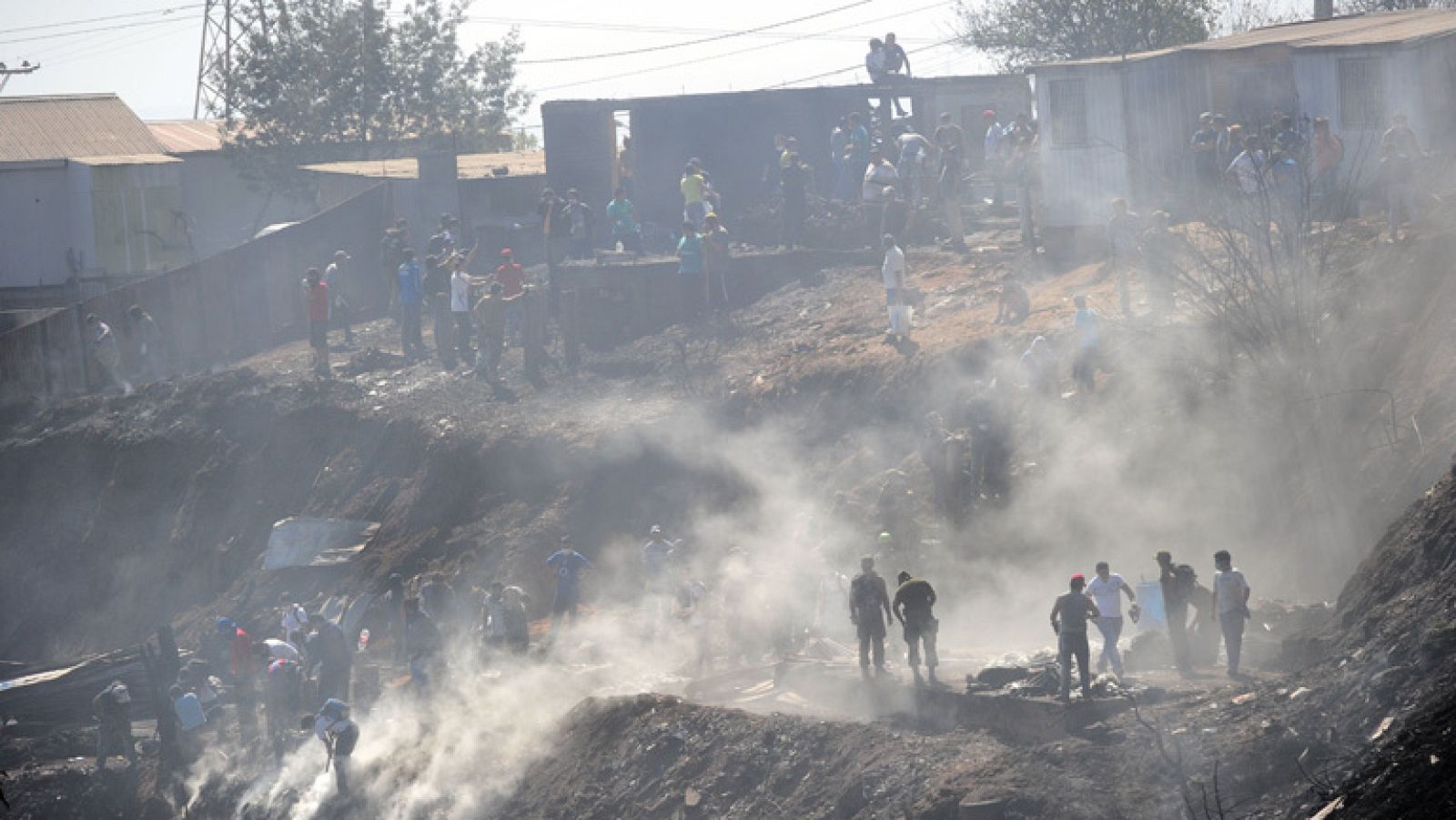El fuego sigue vivo en Valparaíso dos días después de declararse en una zona forestal cercana a la ciudad