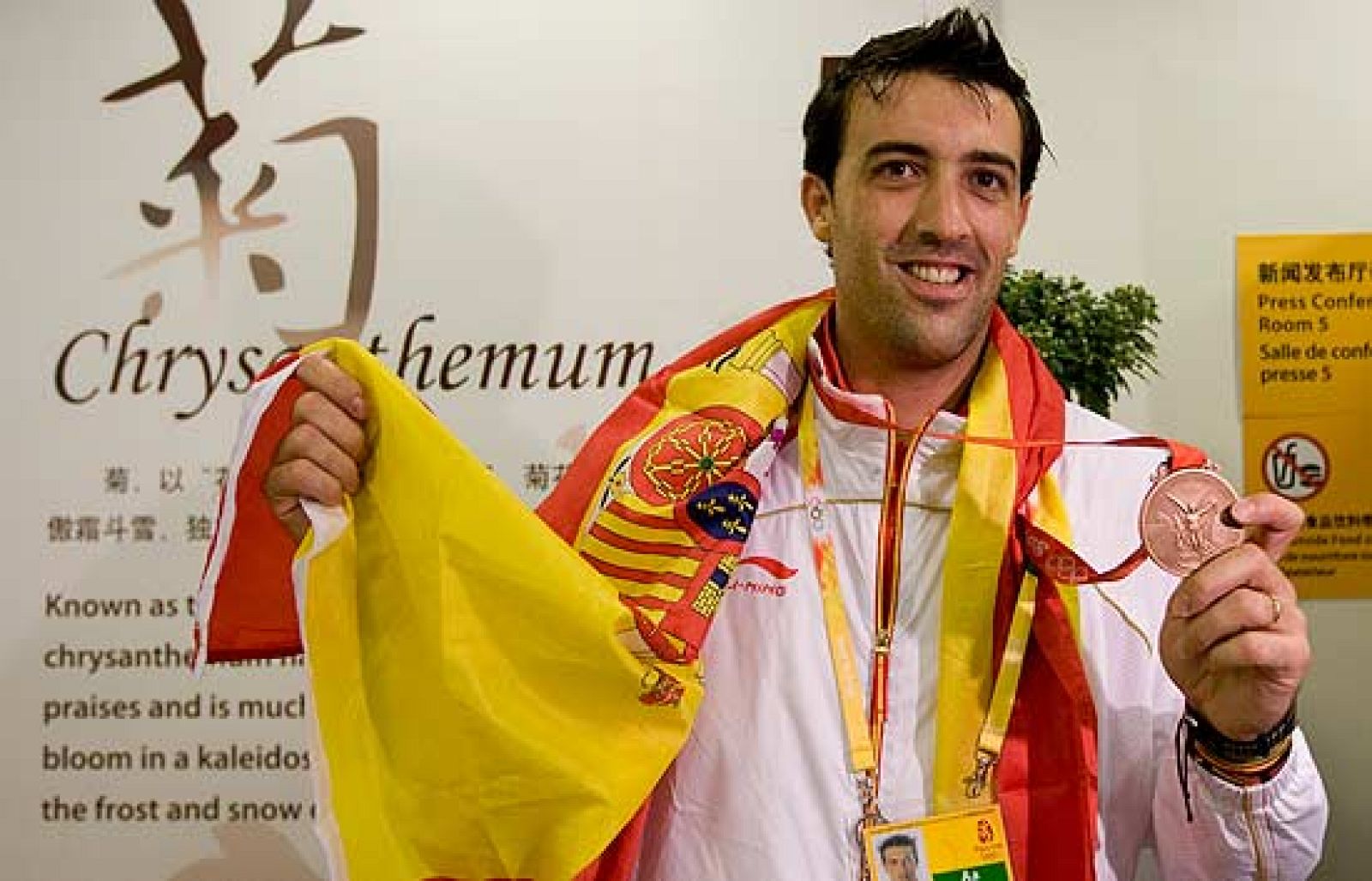 José Luis Abajo ha celebrado junto a su familia y amigos su flamanete medalla de bronce conseguida en esgrima.