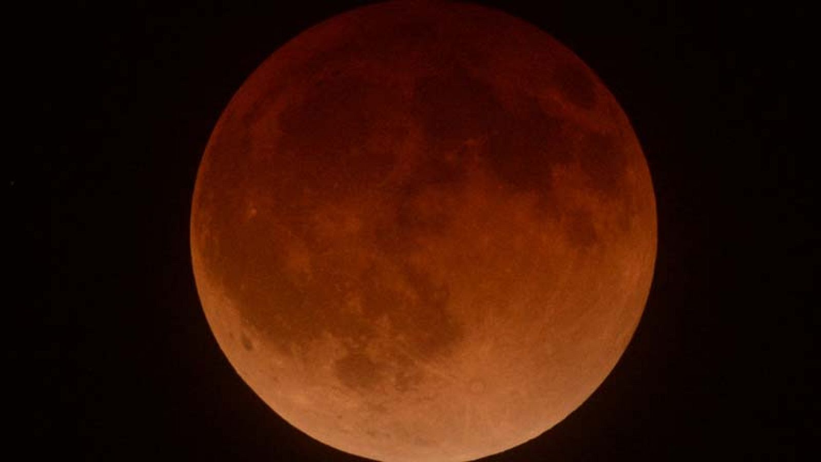 Un eclipse total de luna tiñe de rojo su superficie