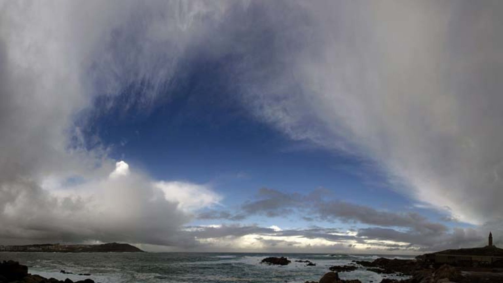 Nubes con posibilidad de chubascos en Galicia y Alto Ebro