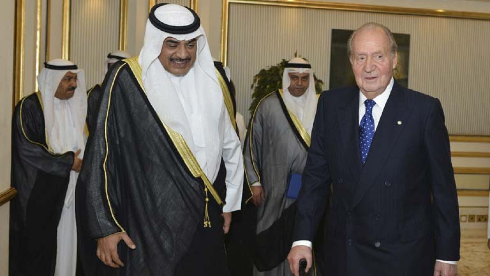 El Rey regresa a España con retraso debido a una avería en el avión