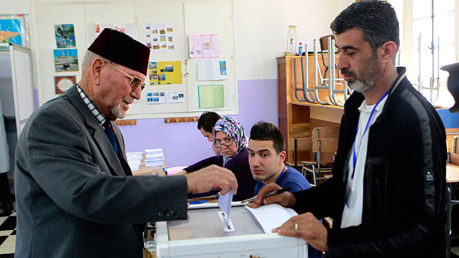 Baja participación en las primeras horas de la jornada electoral argelina | Ver