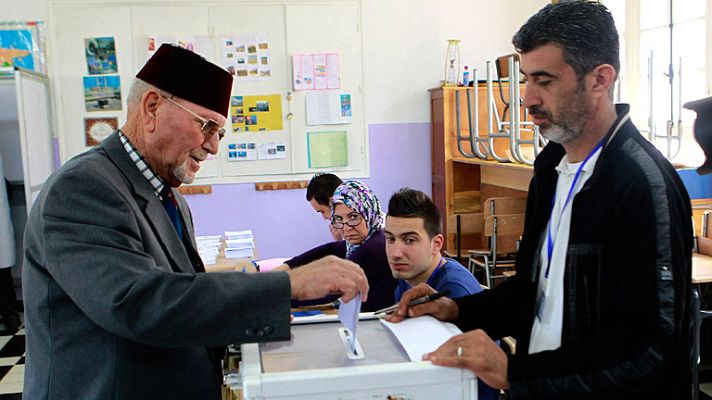 Telediario 1 - Baja participación en las primeras horas de la jornada electoral argelina