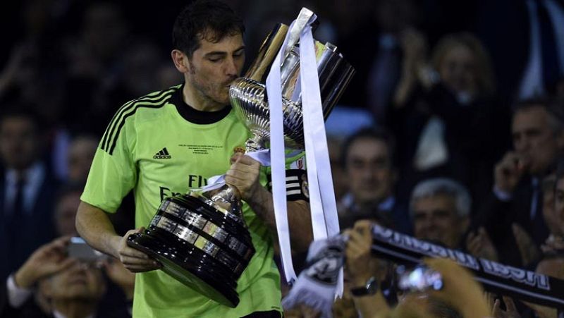 Iker Casillas vuelve a ser talismán a cambio de perder su imbatibilidad | Ver
