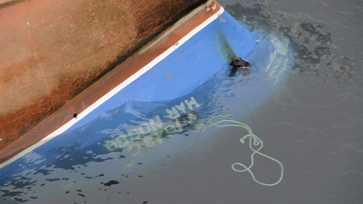 Telediario 1 - Búsqueda de dos marineros tras el naufragio en Asturias