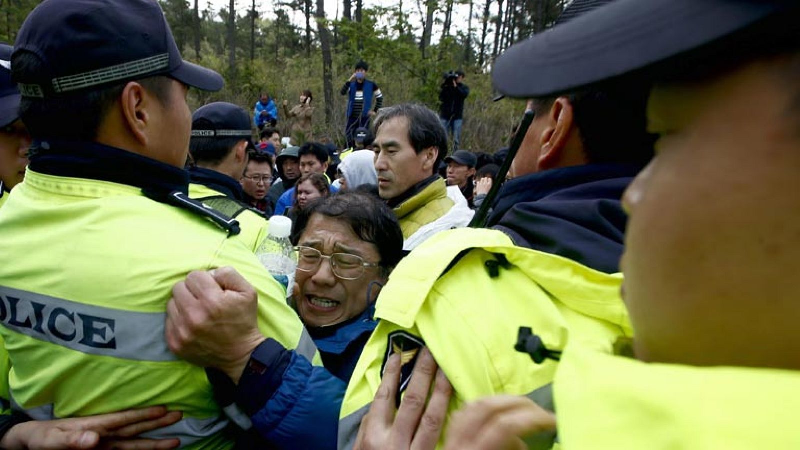 Rescatan los primeros cuerpos del buque surcoreano naufragado