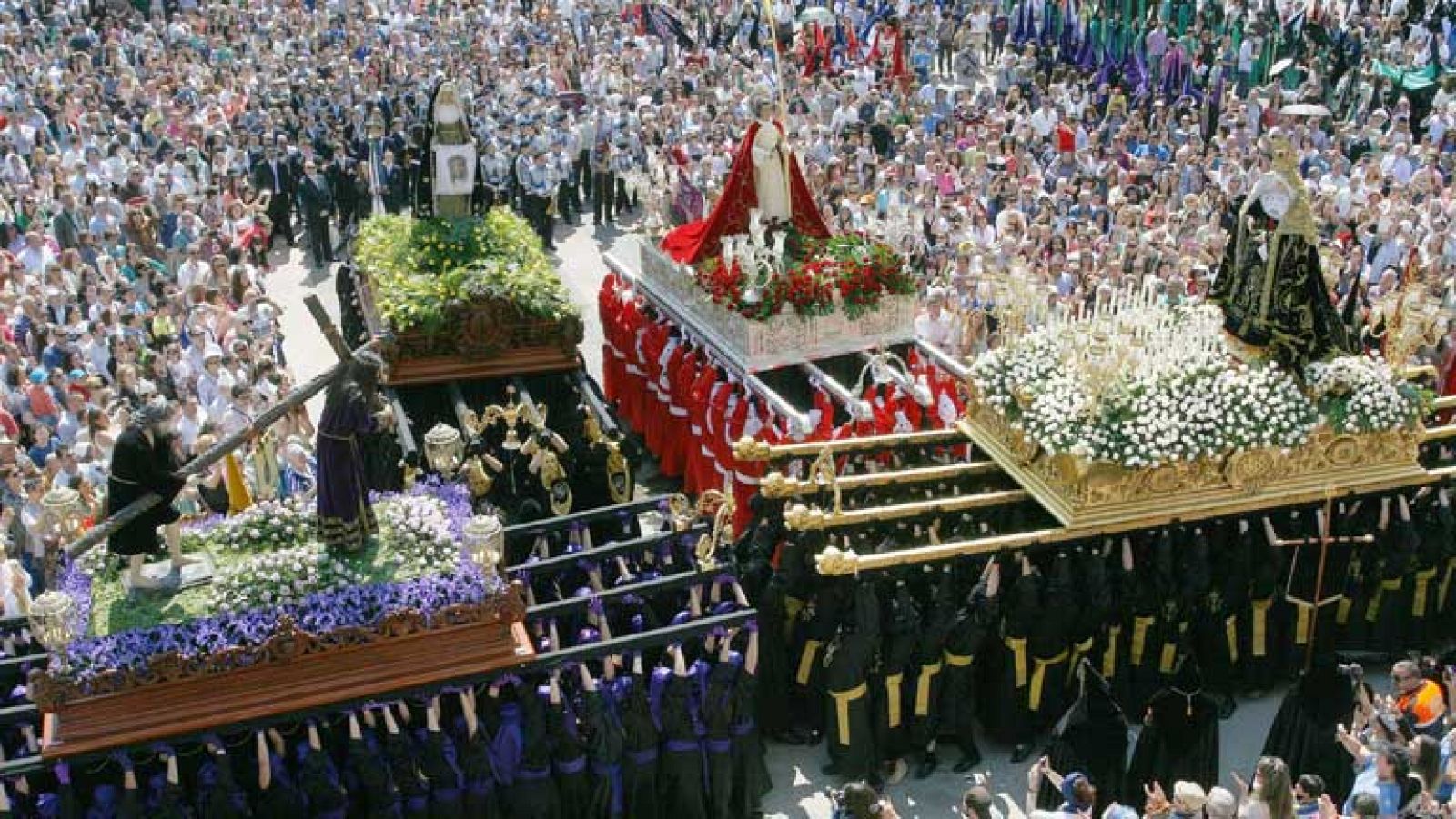 Los tradicionales encuentros entre la Virgen y su hijo llenan las calles de España