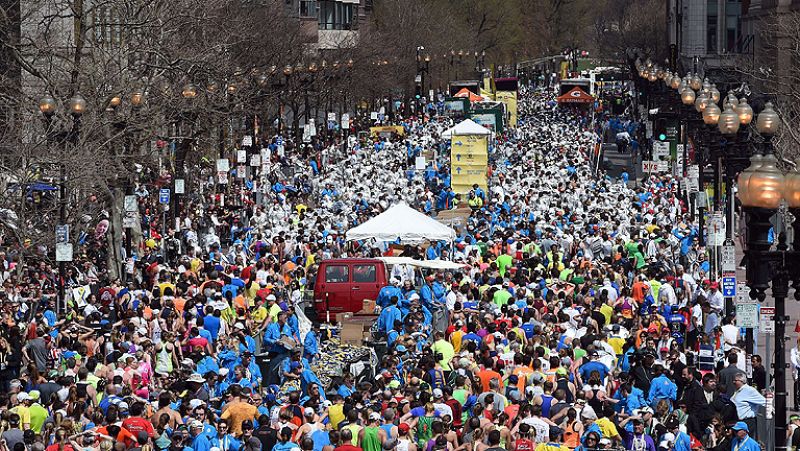 Masiva participación en la primera edición del Maratón de Boston desde los atentados - Informativo 24h | Ver