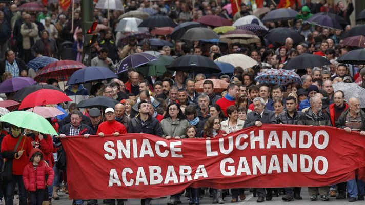 Telediario 1 - Manifestación en Torrelavega en apoyo a los trabajadores de Sniace, que cumplen seis días de encierro