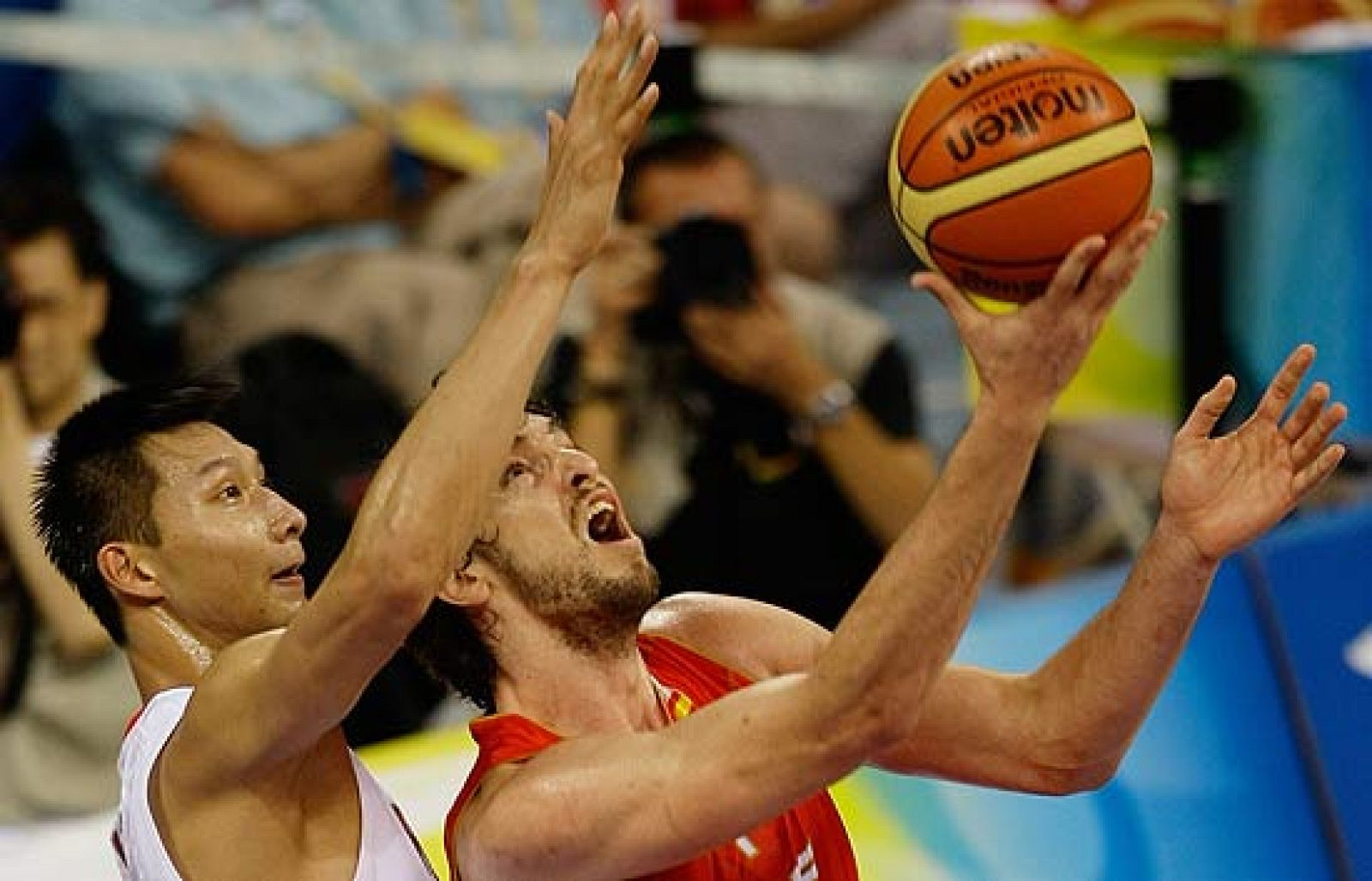 Último minuto de la sufrida victoria ante equipo de Yao Ming.