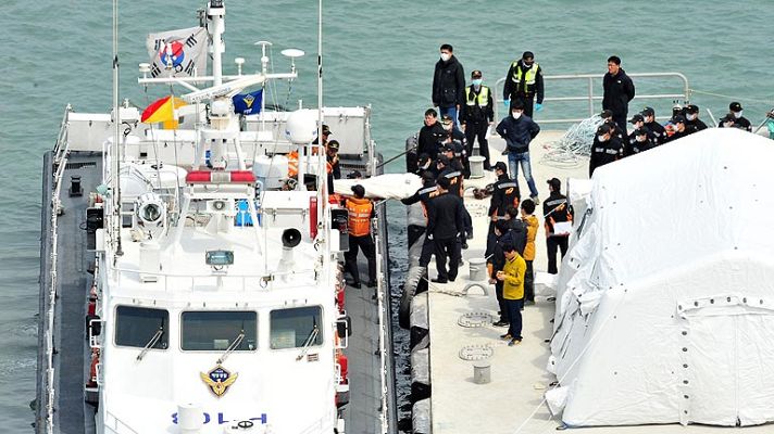 Telediario 1 - La naviera del ferry surcoreano naufragado pide perdón