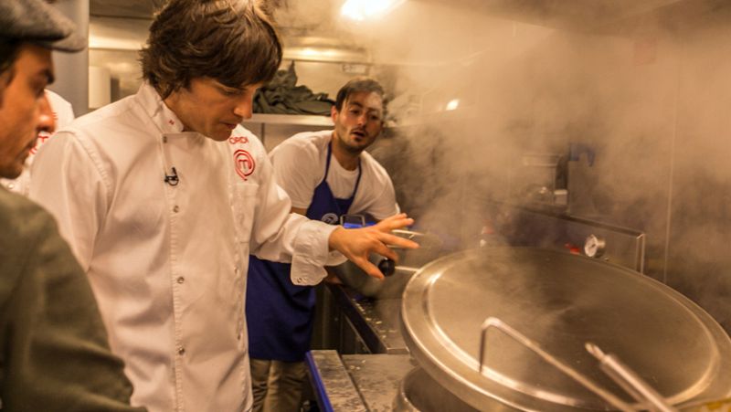 MasterChef - Jordi Cruz "hasta las pelotas" de Lorena y Cristina | Ver