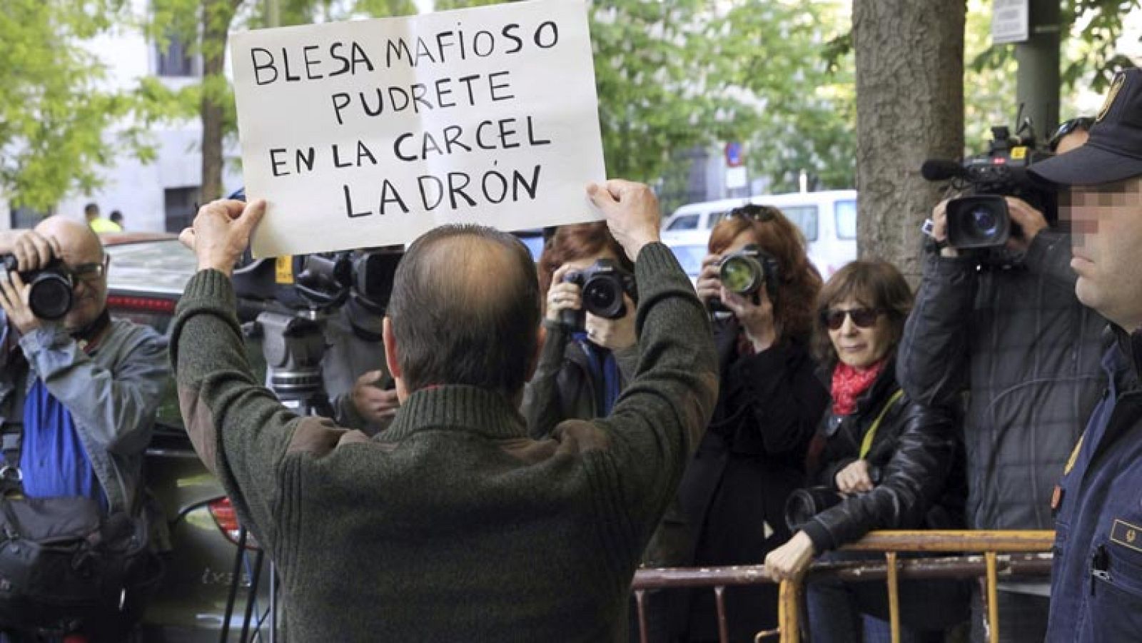 Miguel Blesa llega antes a declarar contra el juez Silva y esquiva a los manifestantes - Informativo 24h | Ver