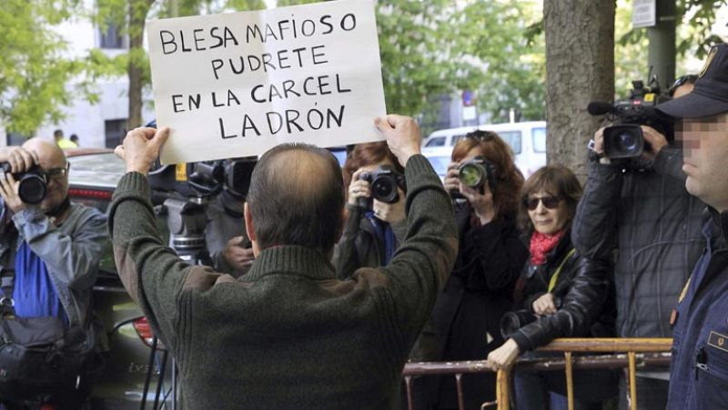 Miguel Blesa llega antes a declarar contra el juez Silva y esquiva a los manifestantes - Informativo 24h | Ver