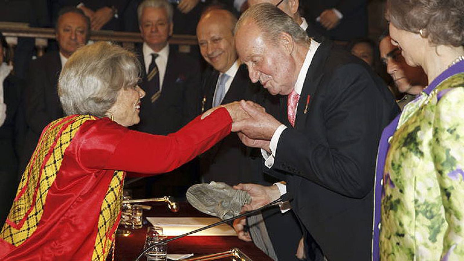 El rey reconoce el compromiso de Elena Poniatowska por "dar voz a los desfavorecidos"