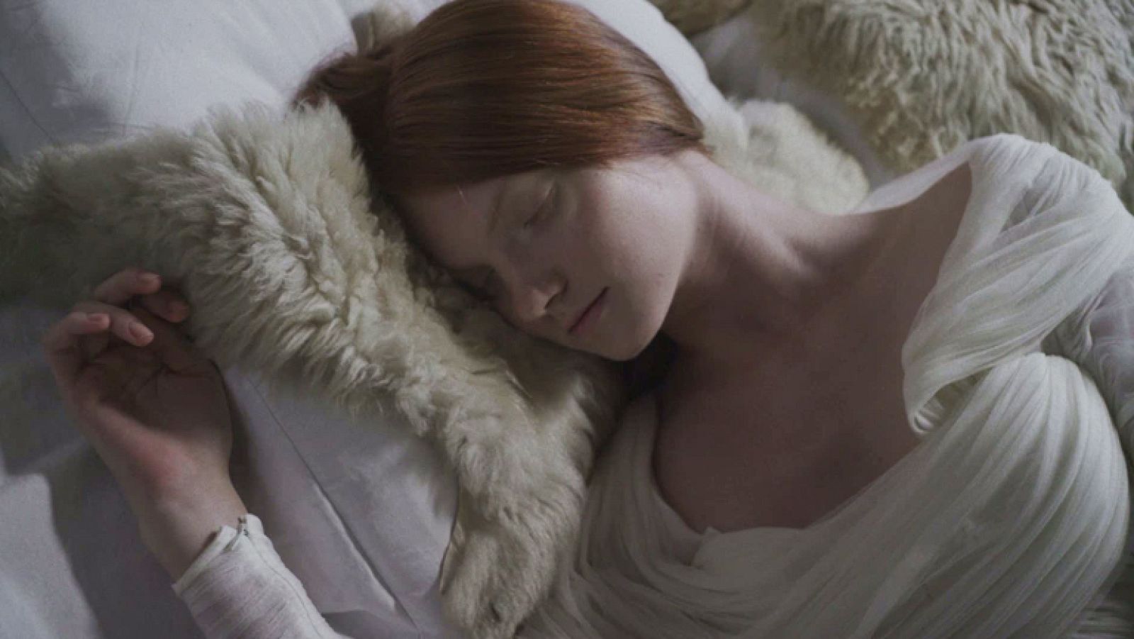 Colección nupcial de DELPOZO - La vida al bies | Ver