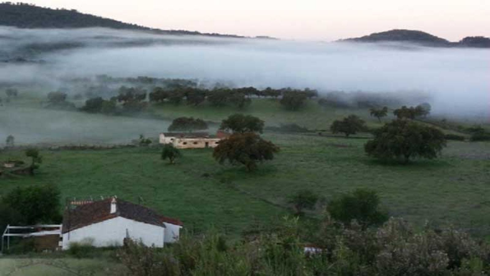 Mañana, muy nuboso en todo el norte peninsular y baja la cota de nieve