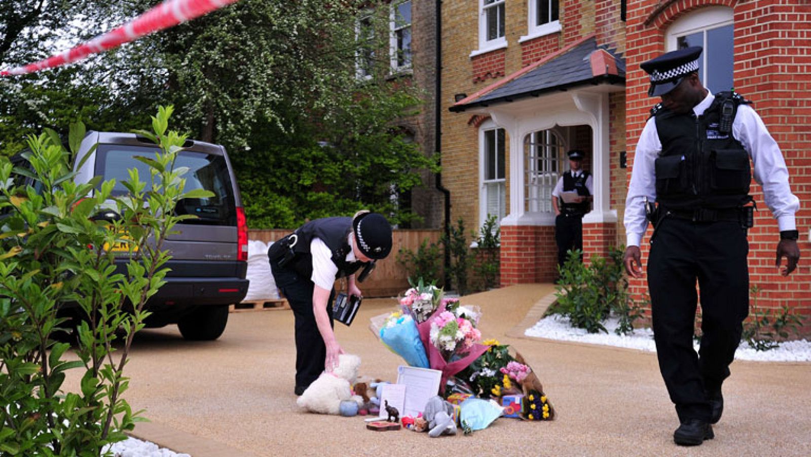 Conmoción en Londres por la muerte de tres niños asfixiados supuestamente por su madre