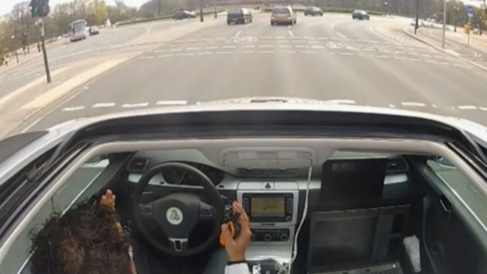 Google, Volvo o Mercedes, trabajan para desarrollar lo antes posible coches que no necesiten conductores