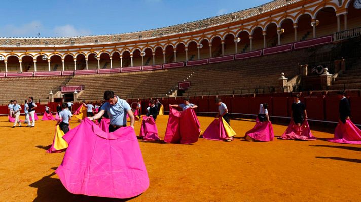 Telediario 1 - La Maestranza de Sevilla tiene jornada de puertas abiertas para enseñar el toreo de salón a aficionados