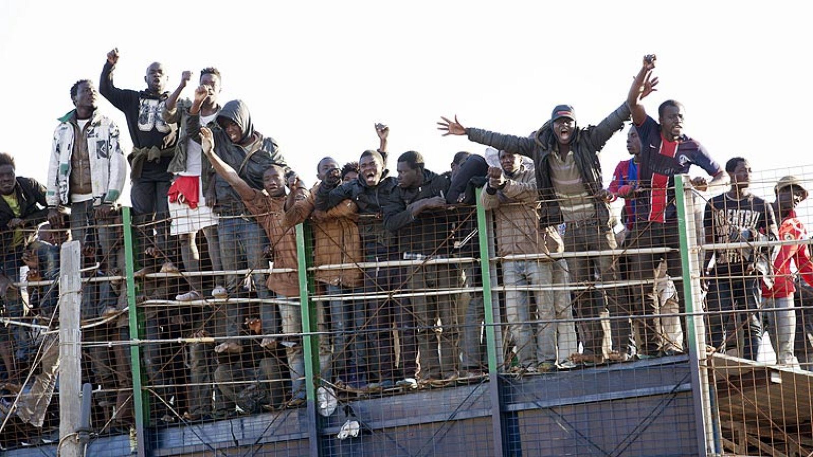 Decenas de inmigrantes tratan de entrar en Melilla en un nuevo salto a la valla | Ver