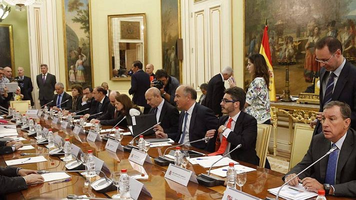 Telediario 1 - El Gobierno reconoce una reducción en la cuantía de las becas universitarias de casi 300 euros