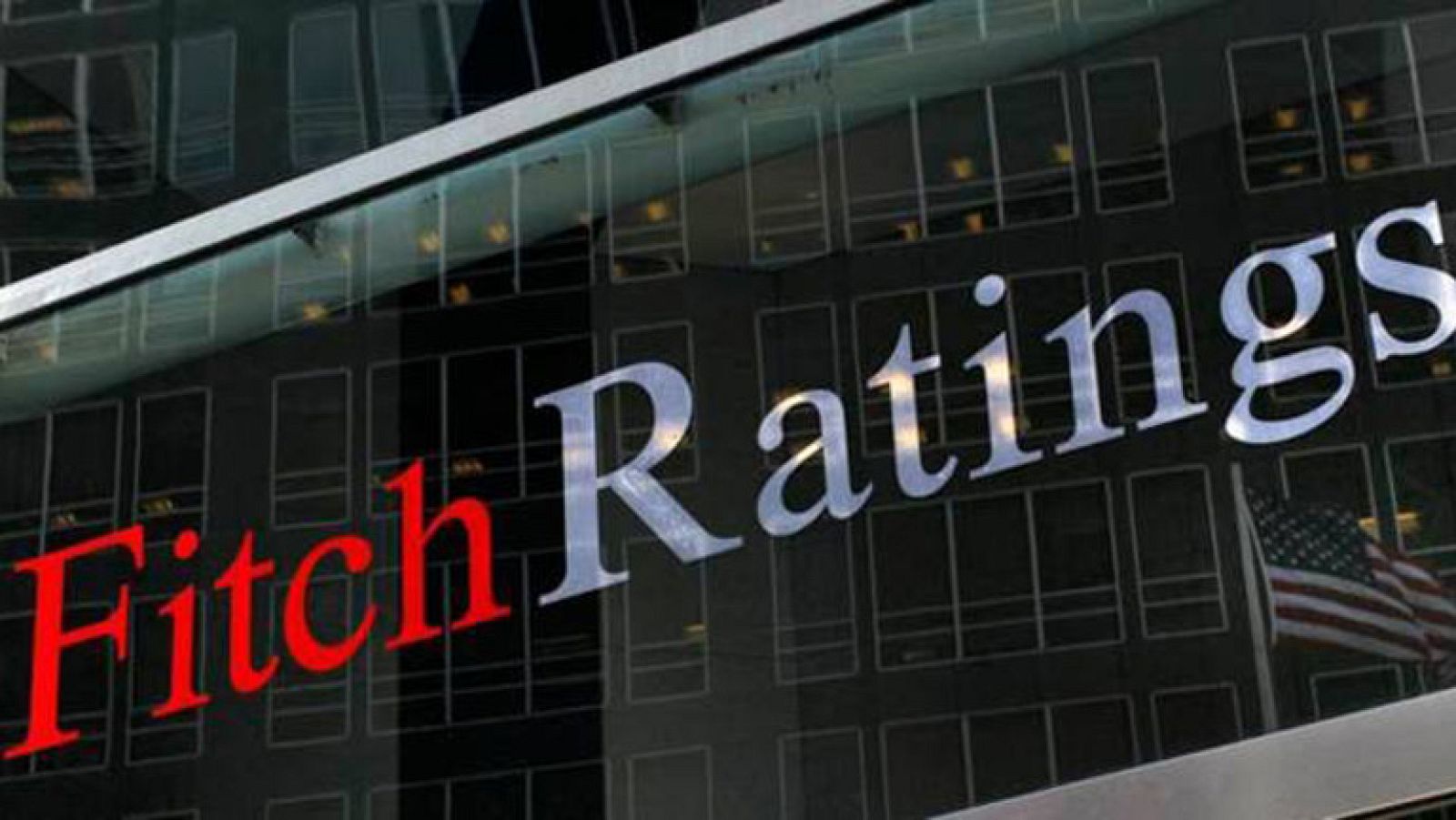 Fitch eleva un escalón la nota de la deuda de España hasta BBB+, con perspectiva estable