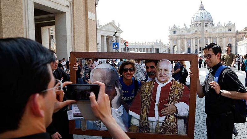 Llegan al Vaticano los primeros peregrinos para la canonización de Juan XXIII y Juan Pablo II | Ver