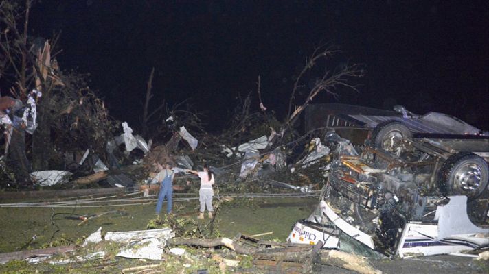 Telediario 1 - Al menos doce muertos por tornados en EEUU