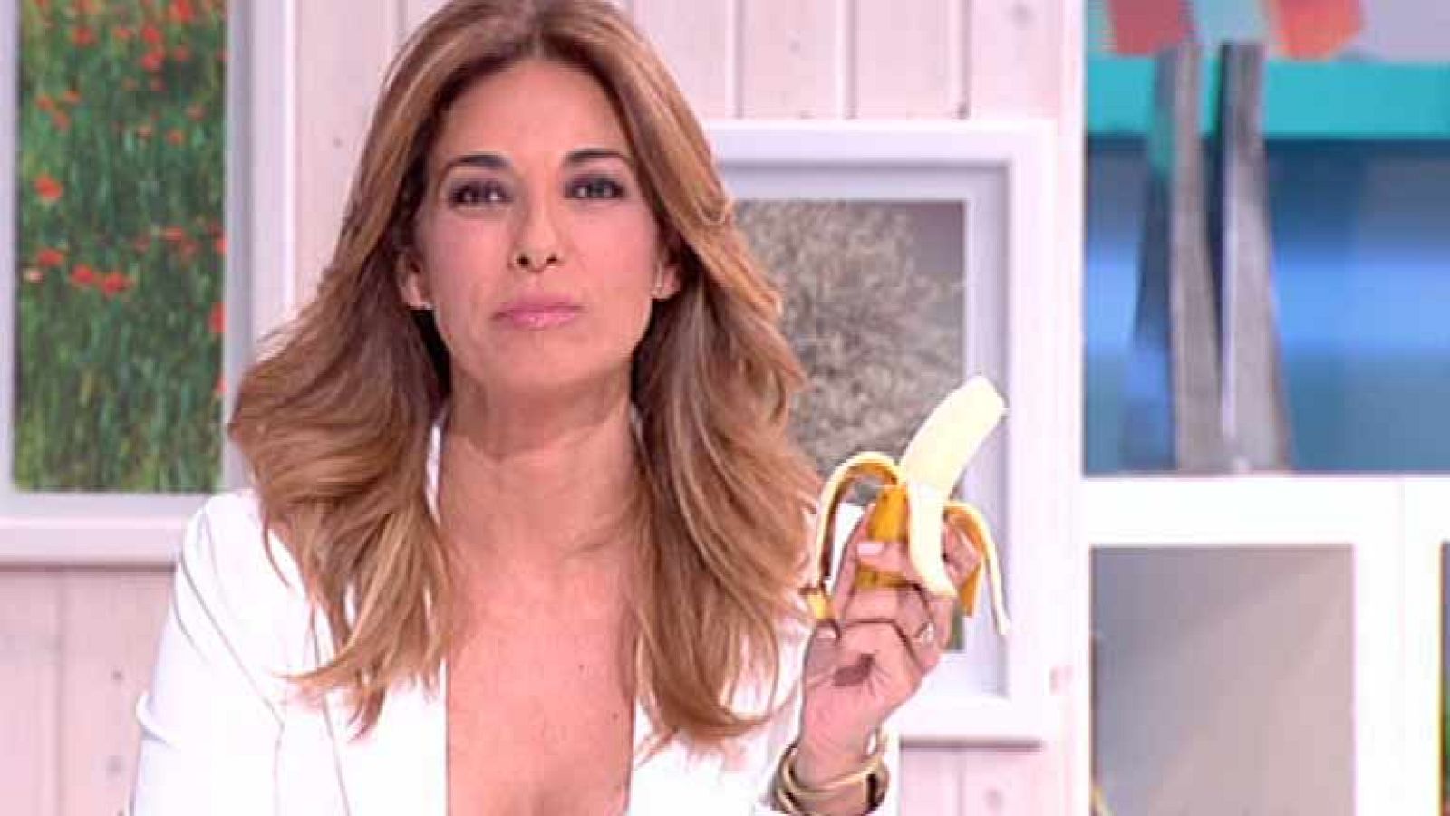 Mariló Montero se come un plátano para apoyar la campaña de Neymar #somostodosmonos