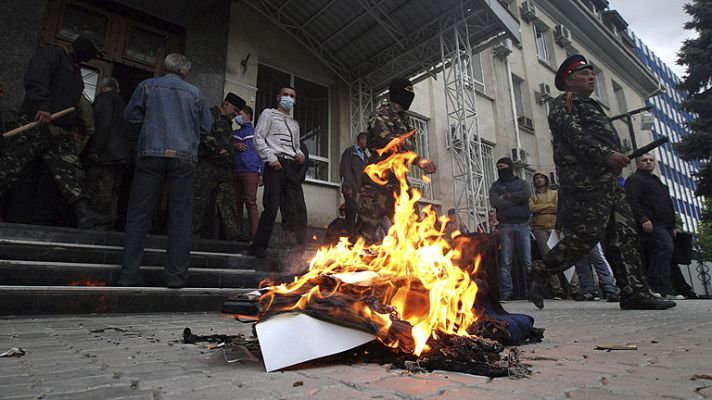 Telediario 1 - Milicianos prorrusos toman varias sedes del Gobierno en el este ante la pasividad de la policía