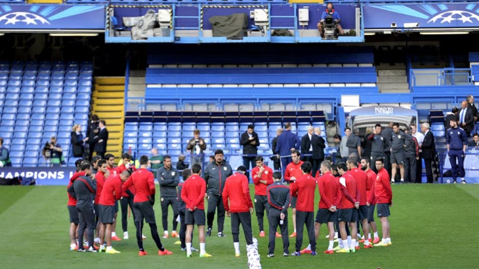 El sabor de boca que se quedó en los aficionados del Atlético de Madrid el pasado martes fue el de que su equipo mereció la victoria de no haber sido por "el autobús" que Mourinho se había traído de Londres hasta aparcarlo en la portería del Vicente