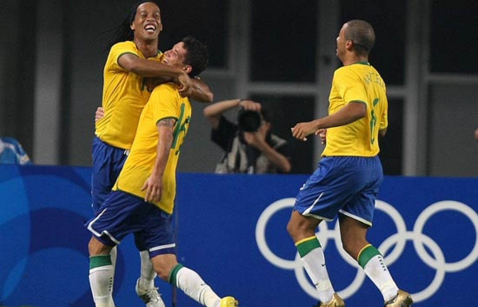 Tres goles de Brasil a China