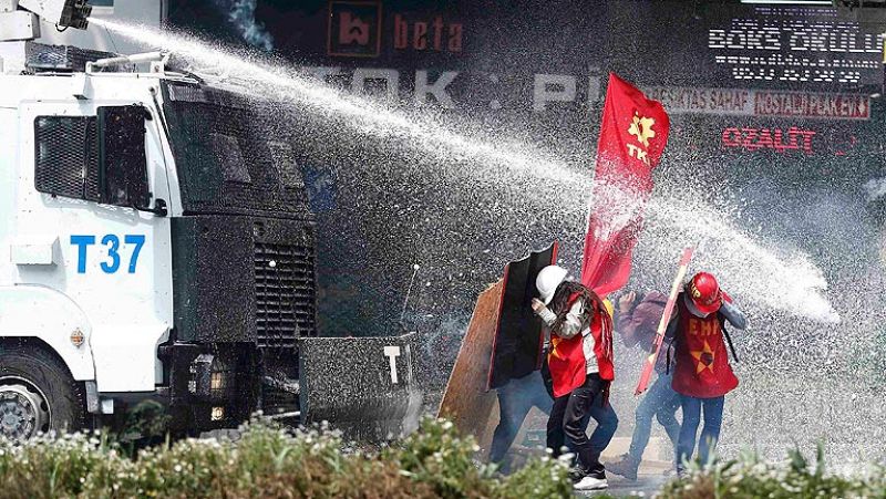 Choques entre Policía y manifestantes en Estambul en la celebración del Primero de Mayo