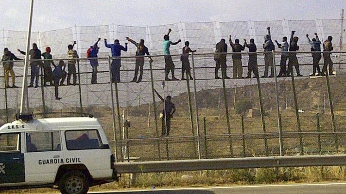 Informativo 24h - Unos 140 inmigrantes entran en Melilla tras un intento masivo de salto a la valla