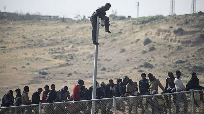 Telediario 1 - Unos 140 inmigrantes entran en Melilla tras otro salto a la valla