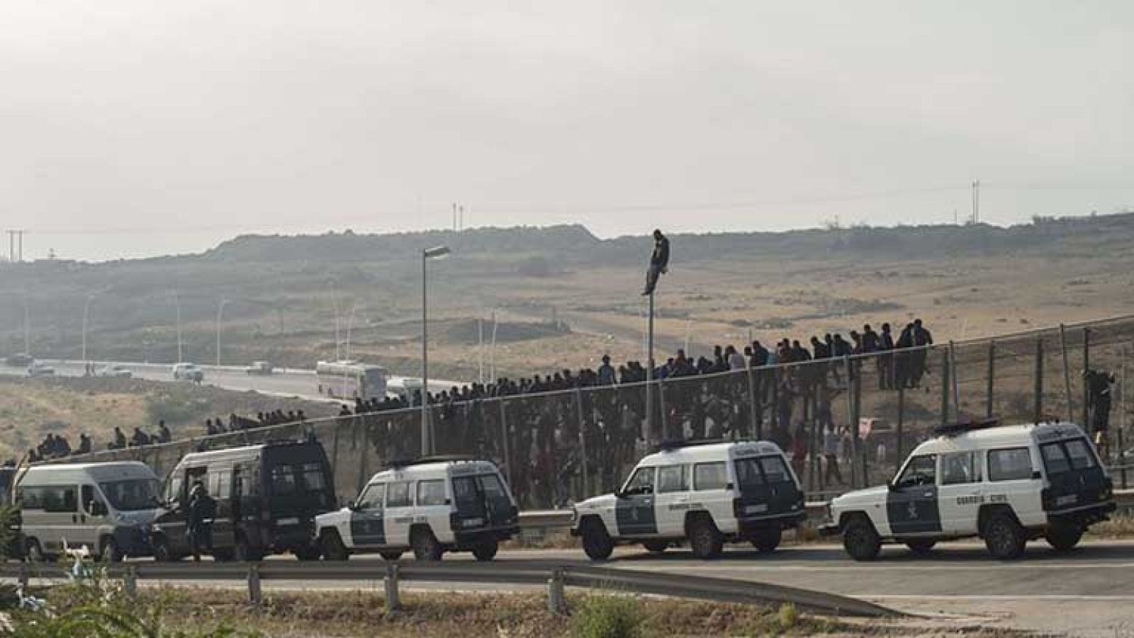 Cerca de 800 inmigrantes intentan entrar en Melilla en nuevo asalto masivo