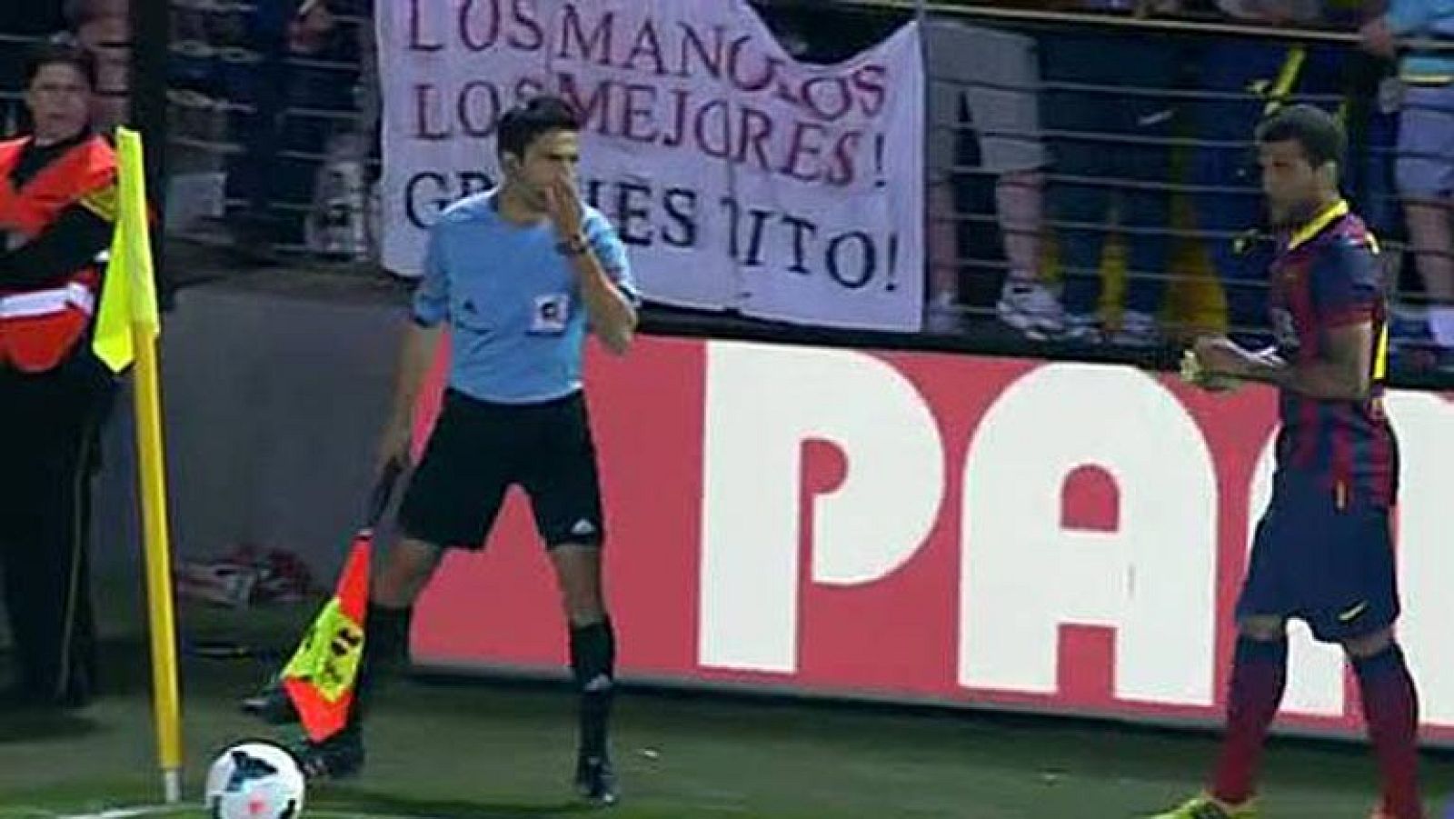 Sigue la polémica por el plátano a Alves