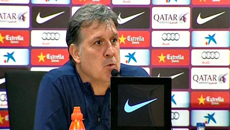 El entrenador del Barcelona, Gerardo 'Tata' Martino, ha dicho hoy que sus jugadores se seguirán aferrando a la ilusión que les queda para continuar luchando por el título de Liga, donde siguen dependiendo de los errores que deberían cometer tanto el