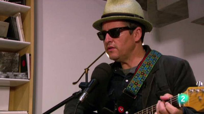 Atención obras - Josh Rouse interpreta la canción de la película 'La gran familia española'