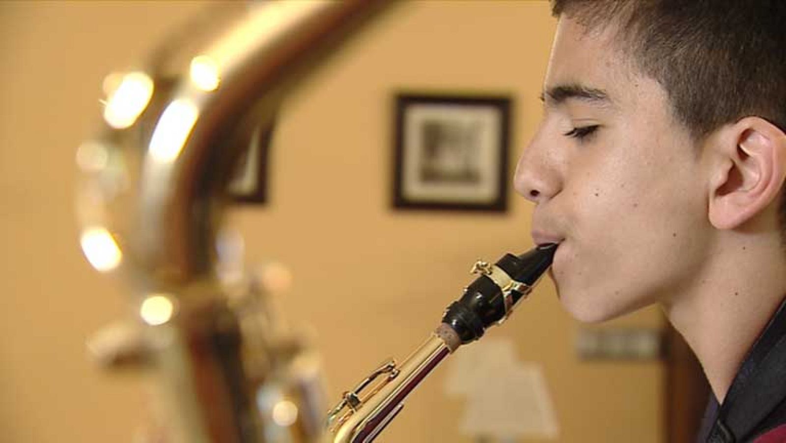 Un padre estudia y diseña un método para estimular a su hijo que acaba saliendo del coma