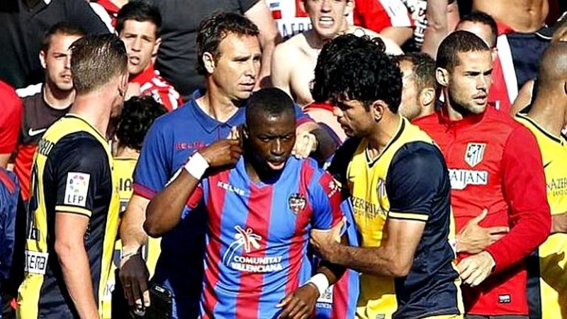 El jugador del Levante CF Pape Diop ha asegurado que parte de la  afición del Atlético de Madrid congregada en el Ciutat de Valencia  este domingo, emitió gritos racistas cuando iba a lanzar un saque de  esquina justo antes del pitido final del duelo